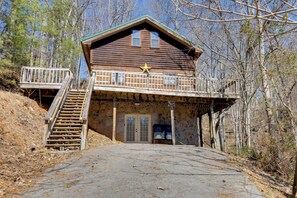 Property Exterior | Private Hot Tub | Picnic Table | Driveway (2 Vehicles)