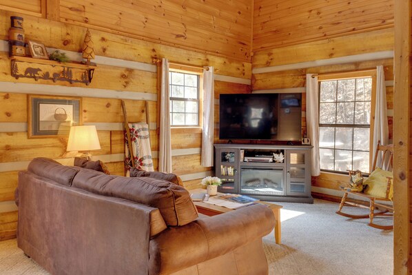 Pigeon Forge Vacation Rental | Studio | 2BA | 1,584 Sq Ft | Stairs Required