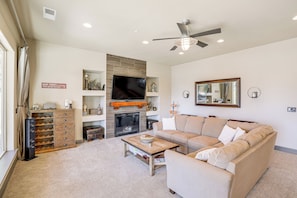 Living Room | Smart TV | Free WiFi | Fireplace | Shuffleboard Table