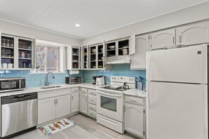 Full kitchen 