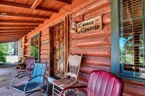 Authentic Charm: Vintage features like exposed log walls, warm wood floors, and hand-crafted details make Rustic Star feel like a step back in time.