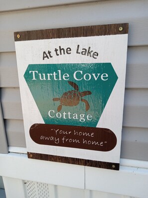 Turtle Cove Cottage at the lake in sunny Florida. Your home away from home.