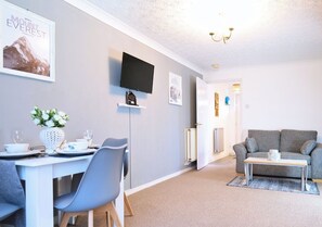 Living room with TV and  Super fast Wi-Fi