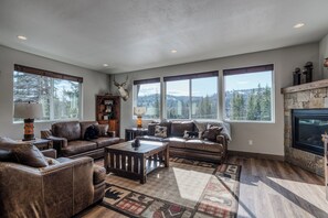 Living Room (2)