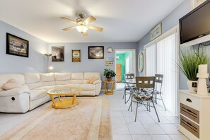 Living Room | Free WiFi | Mini-Split Heating & A/C | Smart TV