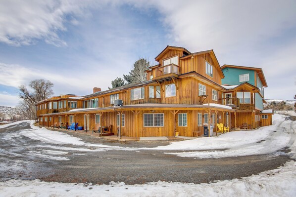 Emigrant Vacation Rental | 4BR | 4.5BA | 4,200 Sq Ft | 1 Step to Enter