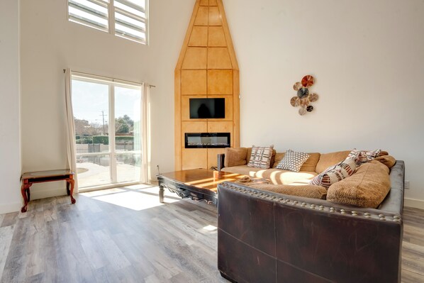 Dallas Vacation Rental | 5BR | 3BA | Stairs Required | 2,600 Sq Ft