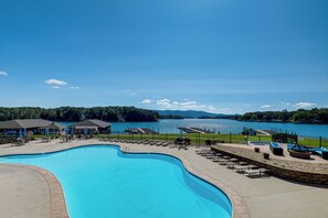 Mariners Landing | Community Amenities | Outdoor Pool | Lake Access
