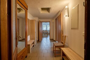 Eingangsbereich (Diele), im Hintergrund das Wohnzimmer