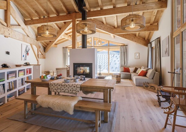 Séjour spacieux avec cheminée et salle à manger