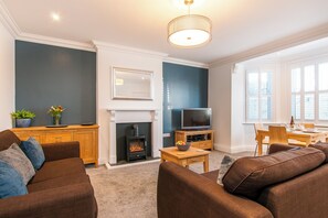 Bright and Spacious Lounge with Dining Area