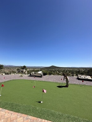 No boredom here!  Our pickleball court and 1500 sq ft activity center is your playground. There's something for everyone, from the big screen TV to the pool table to ping pong. Make memories while being mesmerized by Sedona's stunning landscape.✨