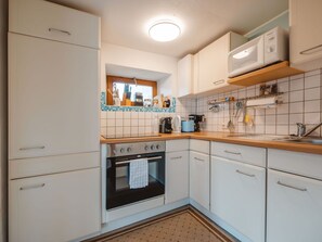 Küchengerät, Küche, Countertop, Major Appliance, Cabinetry, Interior Design, Holz, Flooring, Spüle, Haushaltsgerät