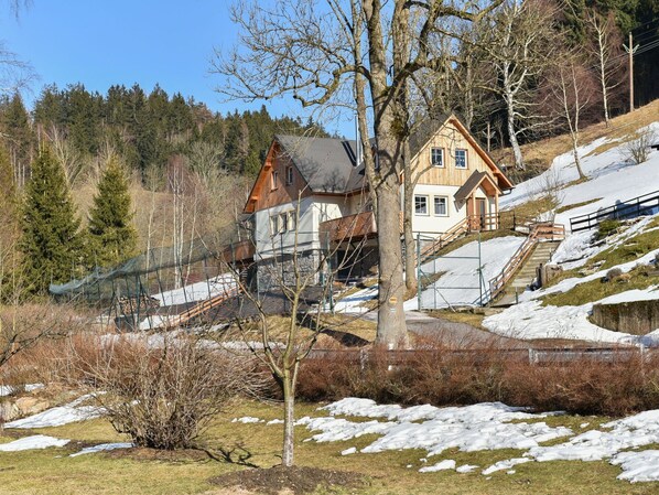 Arbre, Maison, Domicile, Chalet, Zone Résidentielle, Toit, Établissements Humains, Zone Rurale, Pente, L'Hiver