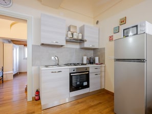 Küchengerät, Möbel, Major Appliance, Küche, Interior Design, Flooring, Cabinetry, Holz, Fussboden, Zimmer
