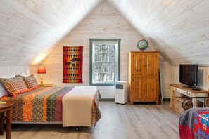Queen Bed and Full Daybed in Loft 