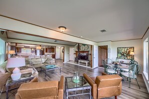 Beautifully furnished Living room!