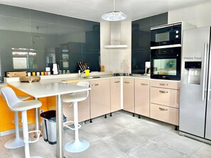 the kitchen of the Colibri apartment