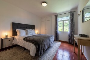 Quarto de dormir com cama de casal 