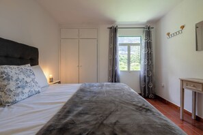 Quarto de dormir com cama de casal 