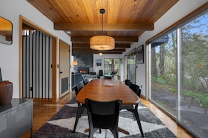 White Cap Retreat- Dining Area