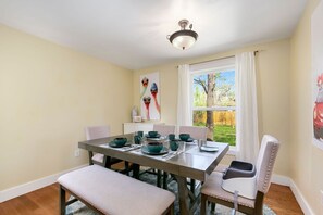 Dining Area with Seating for 6 (main level)