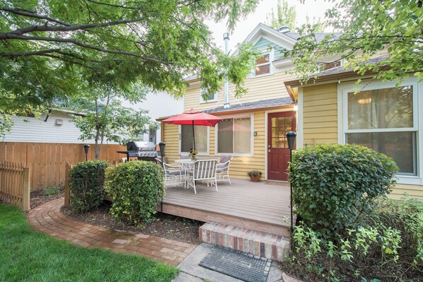Outdoor Dining and BBQ Grill | Perfect place to spend an afternoon!