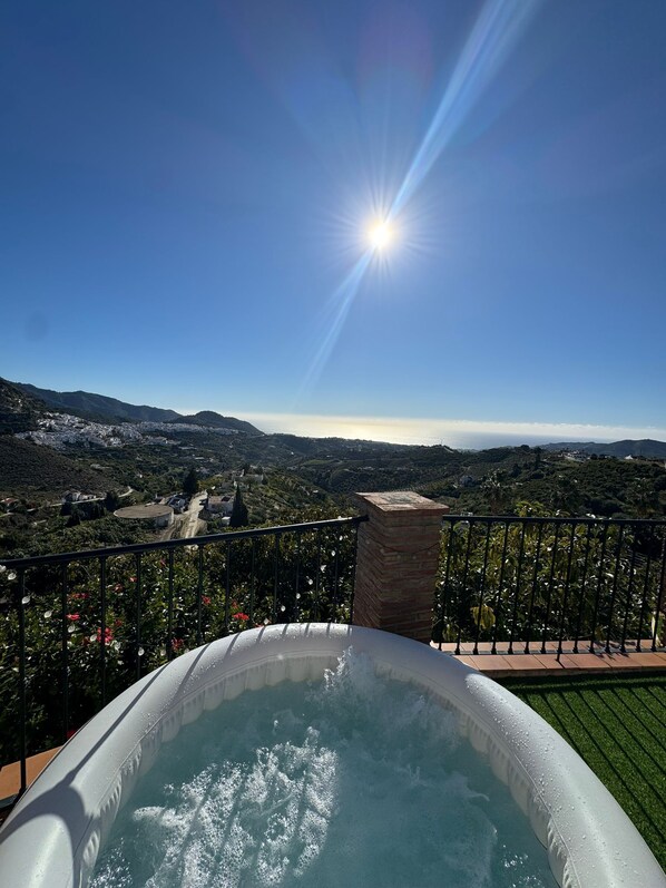 Outdoor spa tub