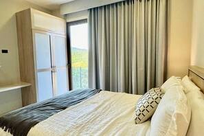 3BR Oceanview Sunset- Bedroom with mountain view