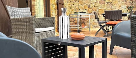 terrasse-maison-laurier-salon-jardin-corse
