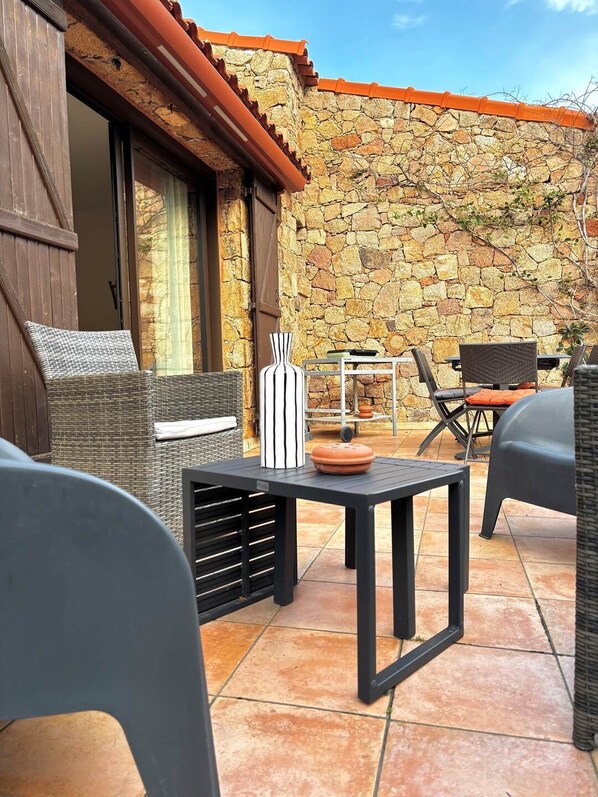 terrasse-maison-laurier-salon-jardin-corse