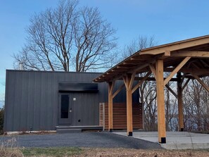 Tradstuga front with carport
