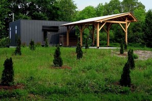 Front of Tradstuga with white oak and white pine post and beam car port