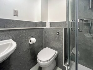 Bathroom | Studio Apartment 21 - Herstmonceux Castle Estate, Herstmonceux