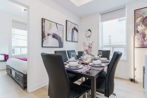 Large capacity dining table 