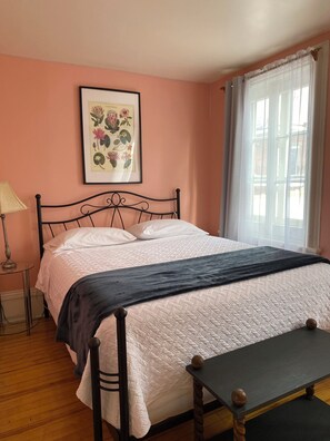 Cozy linens, blankets and pillows included !