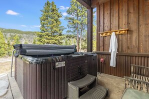8 Person Hot Tub with amazing views!