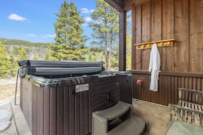 8 Person Hot Tub with amazing views!