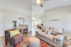 Sitting Room | Central A/C & Heating | Free WiFi