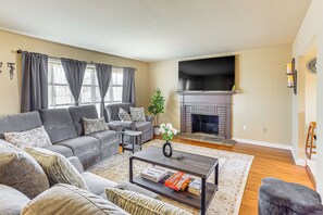 Living Room | 1st Floor | Free WiFi | Central A/C & Heat