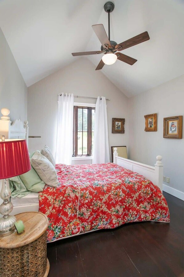 Bedroom 4, double bed + twin trundle. "Red room." Extra sheets and matching twin quilt in closet next to this room in the hallway.