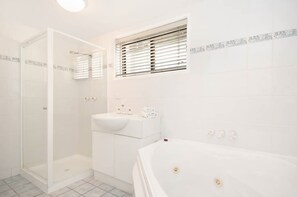 Culgoa-Point-2-Bedroom-Apartment-Bathroom