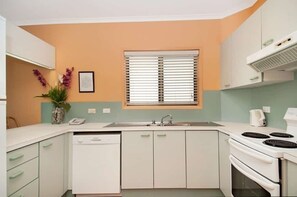 Culgoa-Point-2-Bedroom-Apartment-Kitchen