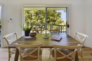 Advance-Place-Property-Facilities-Dining-1200x800