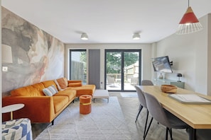 Spacious living, relaxing sofa, Smart TV (Sky, Netflix etc apps), garden views