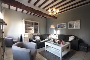 Le salon très confortable et ses fauteuils