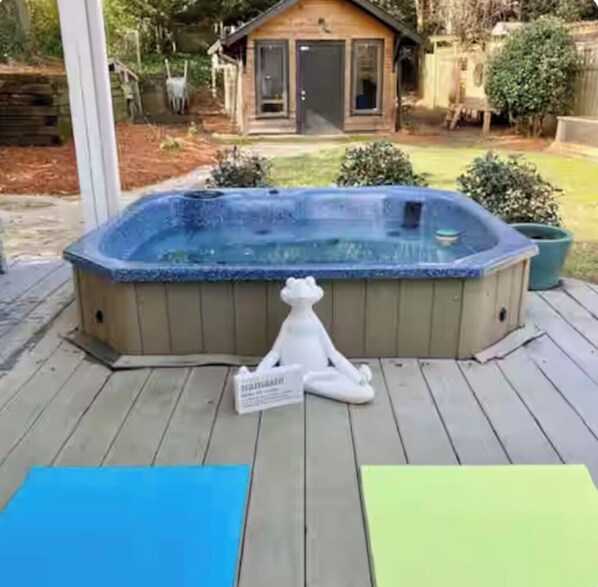 Hot Tub/backyard