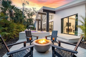 Outside we have a Very easy to use firepit bowl. Just press the button for the timer and the flames will appear.