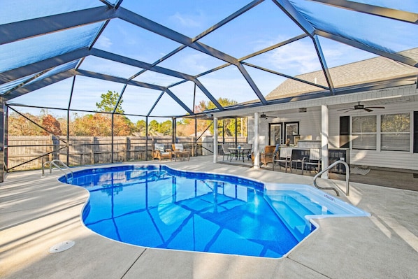 Gorgeous Pool with Screen Enclosure & Outdoor Kitchen