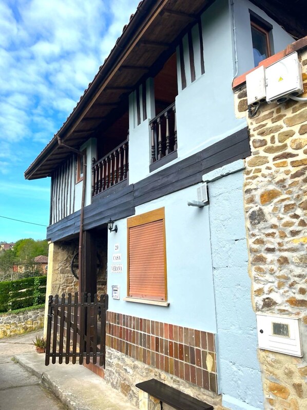 Facade/entrance